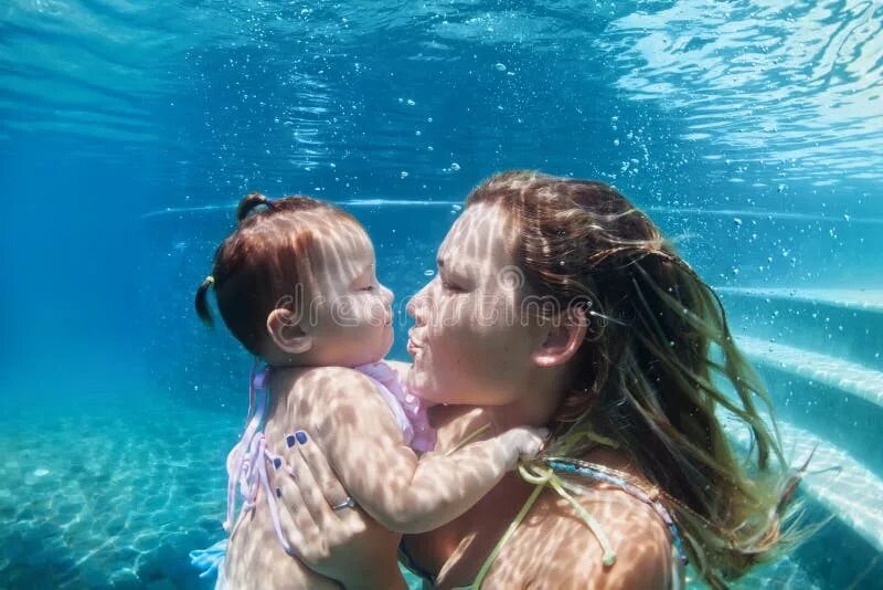 Мальчик бассейне мамой целует её. Мама с дочкой поцелуй. Mommy deep. Мама целует в губы. Озабоченные подруги.