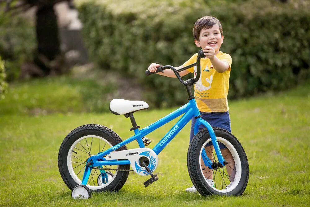 Дети с велосипедом. Велосипедный спорт ВМХ детский. Взрослый на беговеле. Детская Велошкола. Детский bike