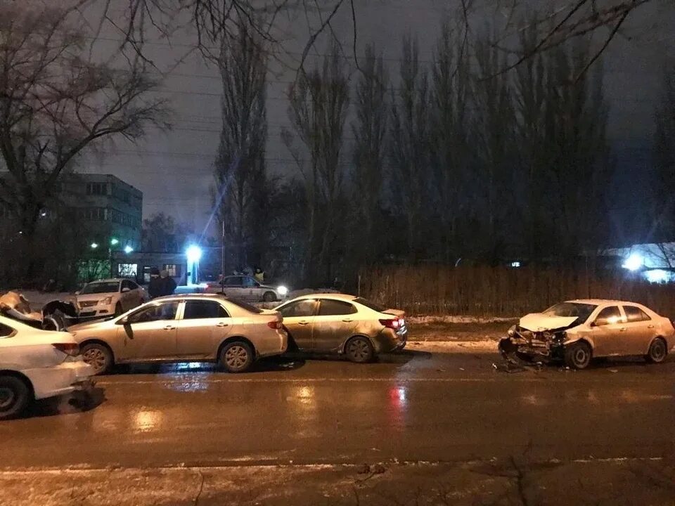 Самара ситуация сегодня. В самаре авария была улица безымянка. Самара ситуация сегодня. Московское шоссе самара сегодняшняя обстановка. Джип врезался в заправку самара.