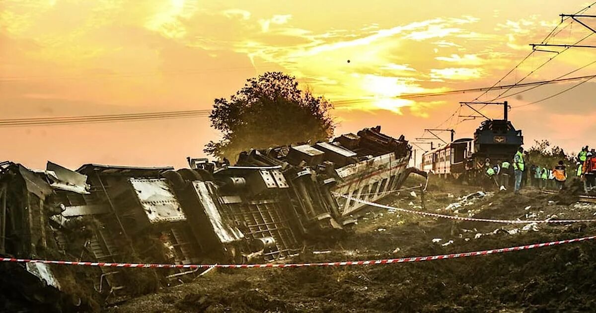 Крушение дату. Крушение поезда в Арзамасе. Фотография с рельсами в Турции. Поезда в Турции.