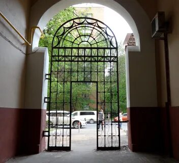 Арка во дворе дома