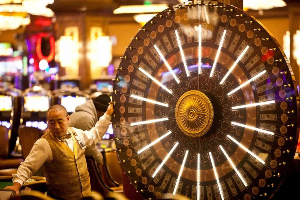 Casino wheel of fortune. Колесо фортуны казино. Аттракцион колесо удачи. Колесо удачи казино. Козино МКОЛЕСО фортуны.