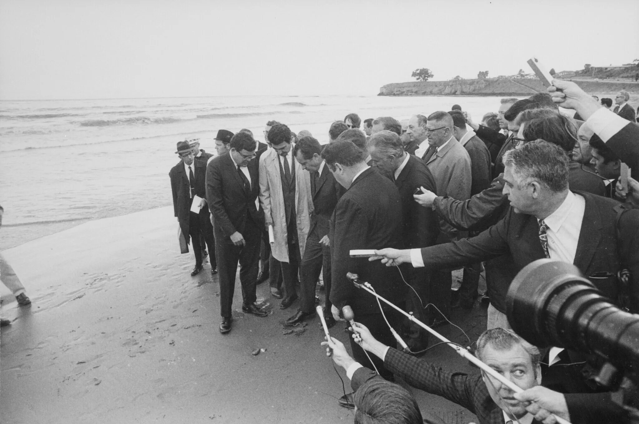 Что произошло в 1969 году. 1969 год санта барбара нефть. катастрофа в 1969 году в санта барбаре. разлив нефти у санта барбара 1969. разлив нефти в санта барбаре.