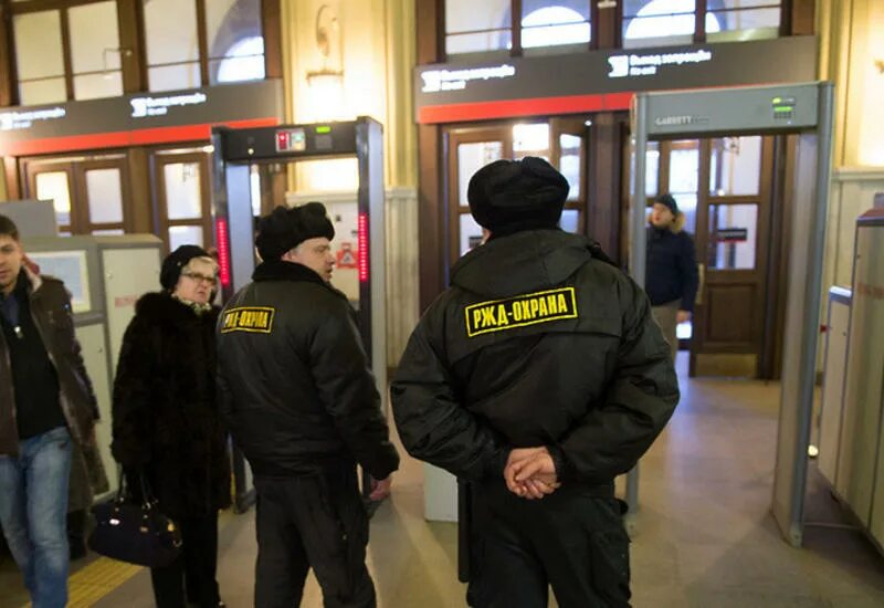 Метрополитен спб инспектор транспортной безопасности. Транспортная безопасность Казанский вокзал. Металлоискатели на вокзале. Охрана на вокзале. Охрана ЖД вокзала.