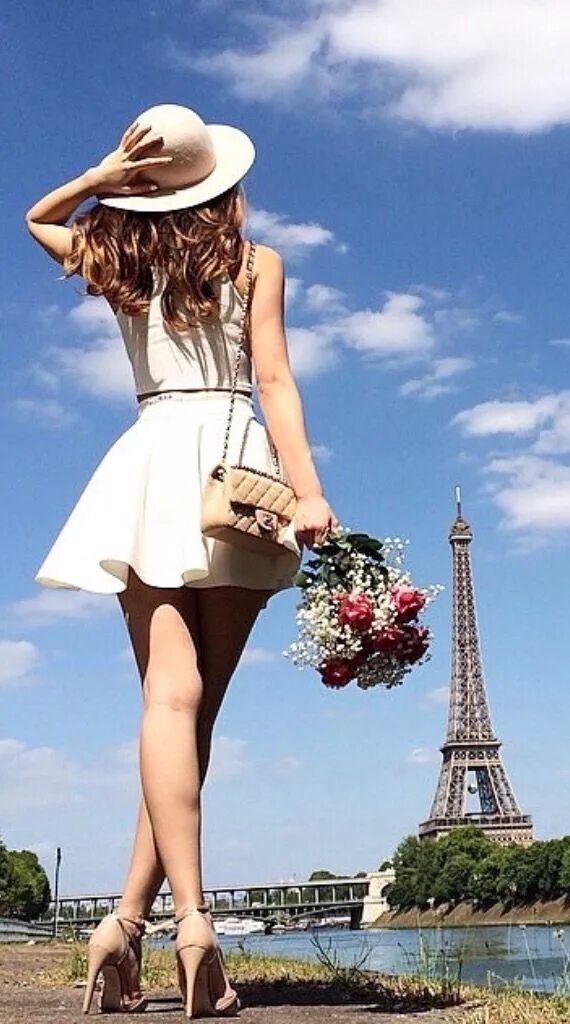 Девушки Франции. Красивая девушка в Париже. Франция летом. Девушка в шляпе в Париже.