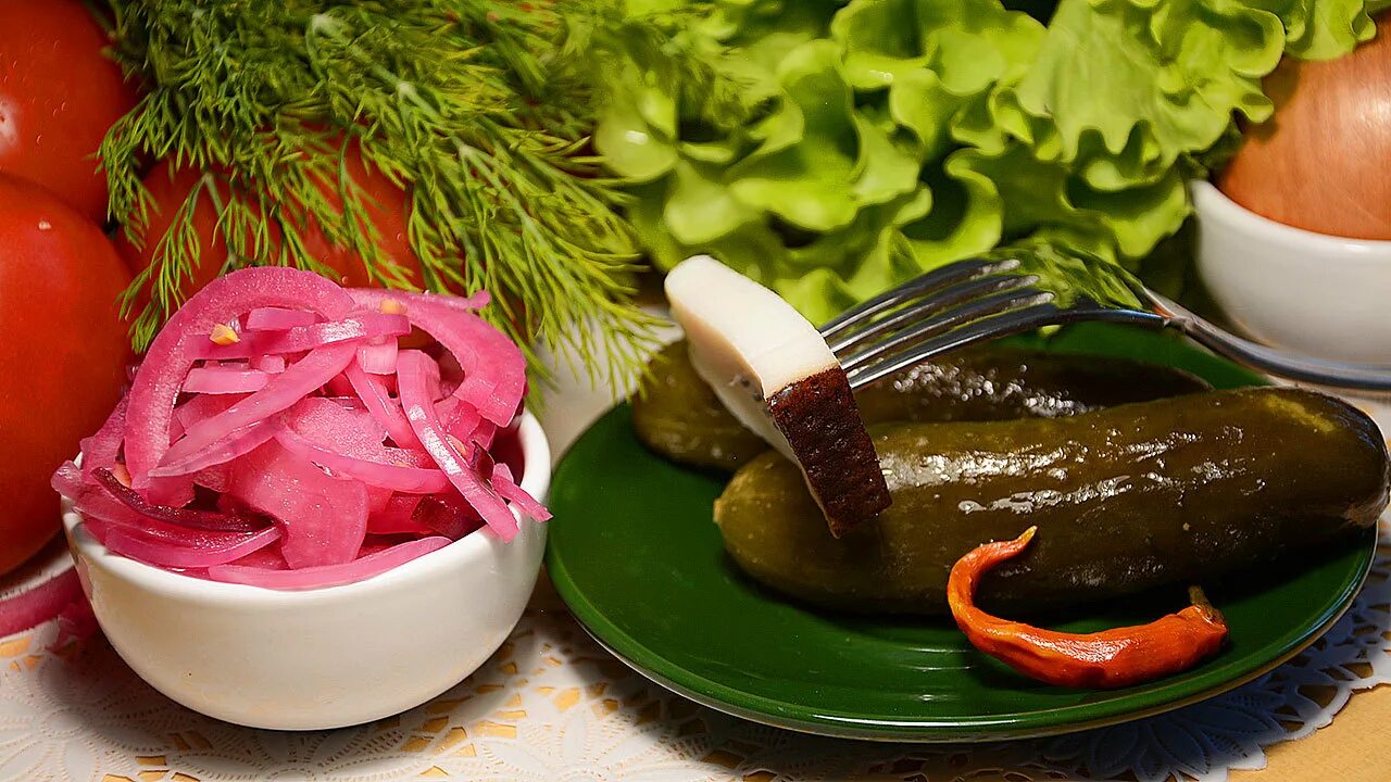Как замариновать лук для еды. Луковая закуска. лук с уксусом закуска. маринованный лучок закуска. луковая закуска к шашлыку.