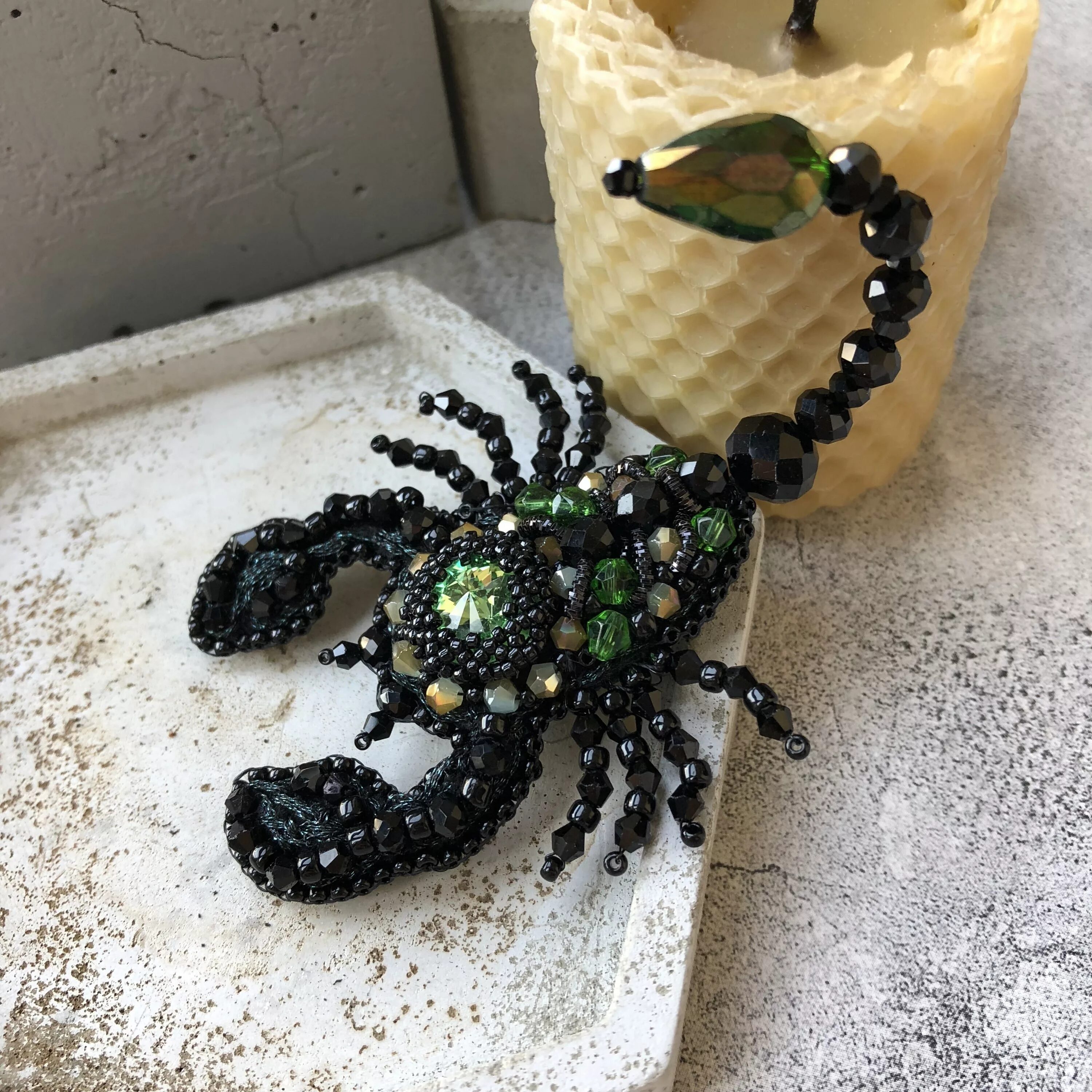 Скорпион из бисера. Классные поделки из бисера. Скорпион бисером. Скорпион из бисера объемный. Скорпион из бисера и бусин.