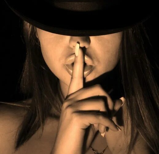 Молчит подруга. Девушка с пальцем у губ. Молчит подруга. Молчит подруга. Sofia zhuravetc модель.