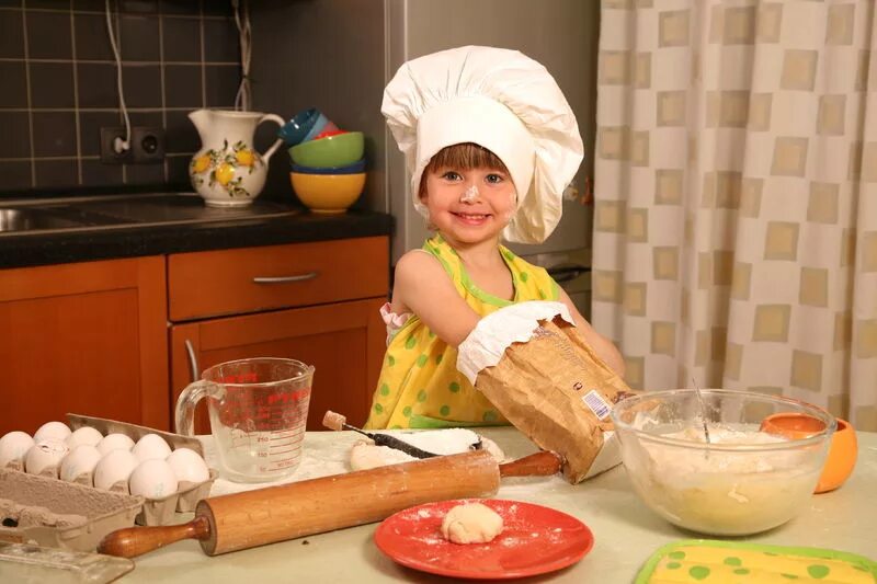 Кухня для детей. Маленький повар. Девочка готовит. Готовим для детей. Рецепты мамы маши