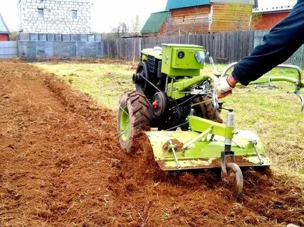 Пахать землю культиватором