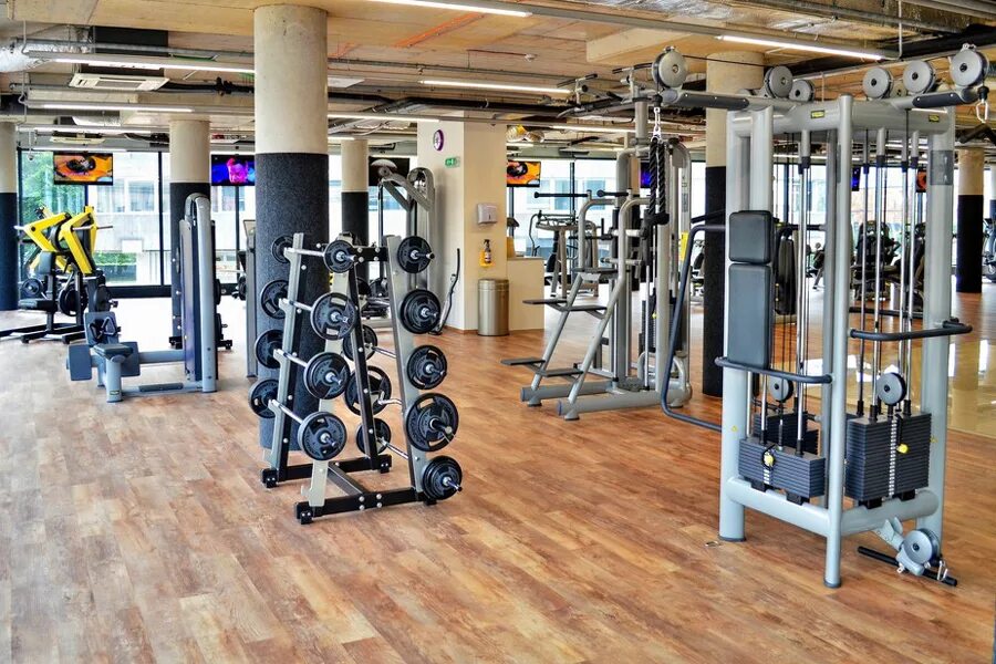 занятия на тренажерах. сведение рук в тренажере. оздоровительный центр спортзал. занятия с тренером в тренажерном зале. тренажеры в зале.