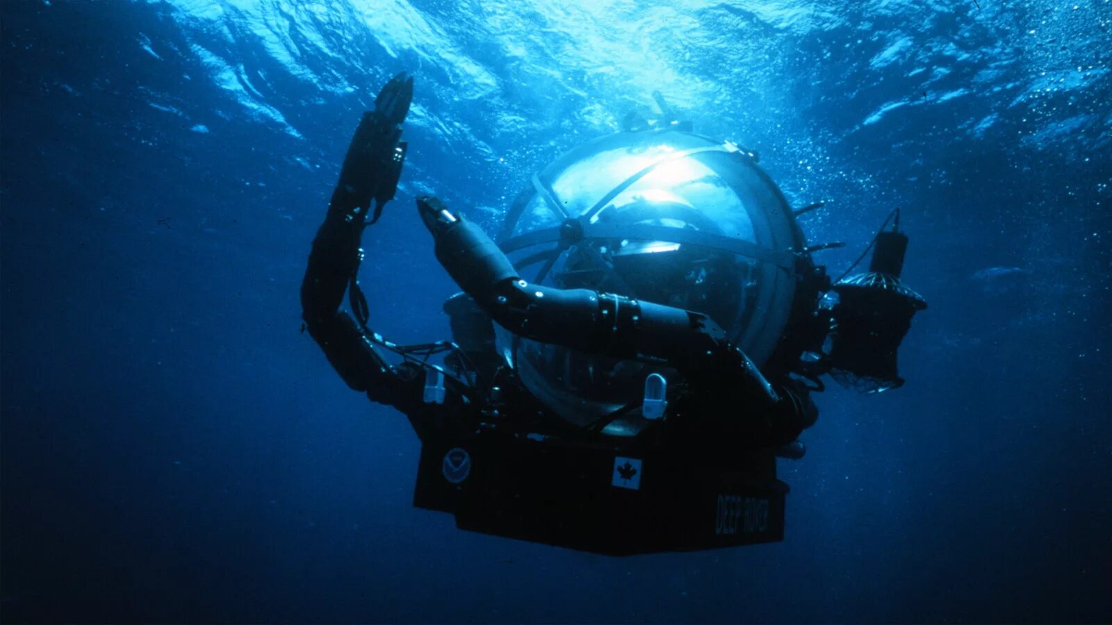 Человек на глубине. Море глубина. Марианская впадина океан. Погружение 32. Океаны.
