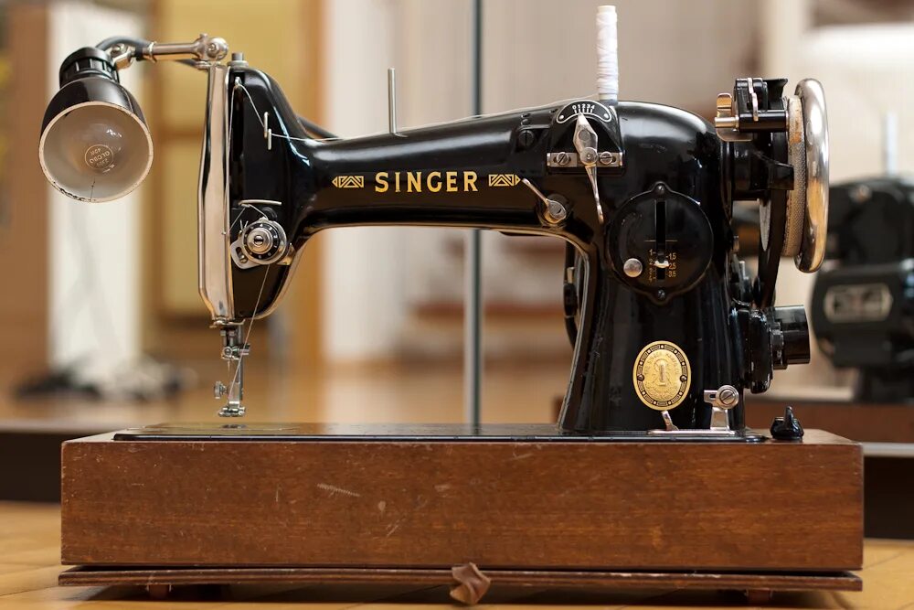 Швейная машинка калуга. Швейная машинка Зингер 1851. Singer m2105. Швейная машинка (Zinger super 2001). Зингера" швейная машина 1900 года.