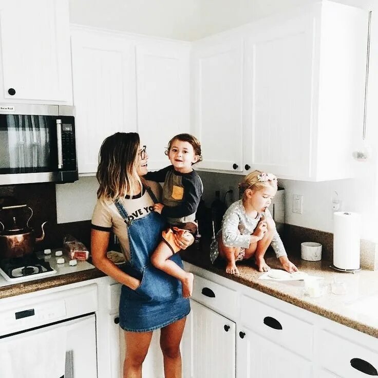 Молодые родители. Moms hom. Семья на кухне на настоящая. Женщина дома с детьми. Женщина мама.