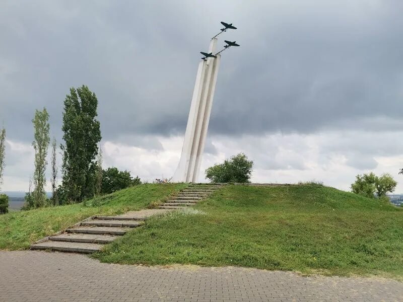 Памятник три самолета в Семилуках. Семилуки сквер. Центральный парк Семилуки. Большие дивы Воронежской области.