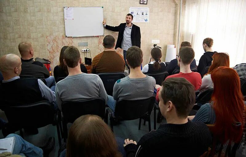 Предложите тренинг. Тренинг для мужчин. Тренинговая группа. Ведущий тренинговой группы. Тренинговый зал с людьми.