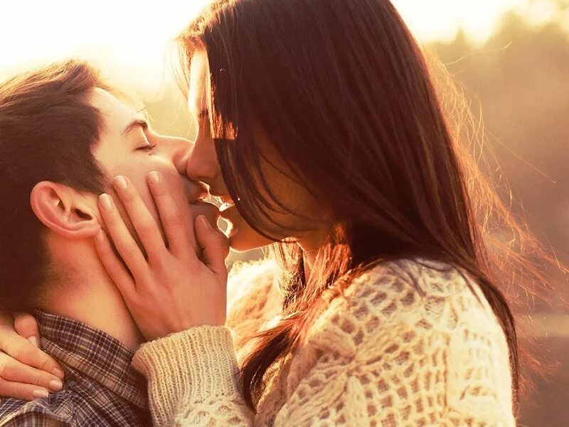 Объятия влюбленных. Красивый поцелуй. Пара поцелуй. Поцелуй влюбленных картинки. Видео с красивым поцелуем