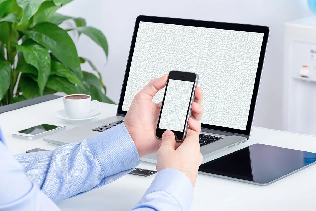 Открыть смартфон на компьютере. Планшет в руках офис. человек компьютер планшет смартфон. смартфон и планшет на столе. мокап ноутбук и смартфон.