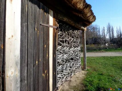 Запирать сарай