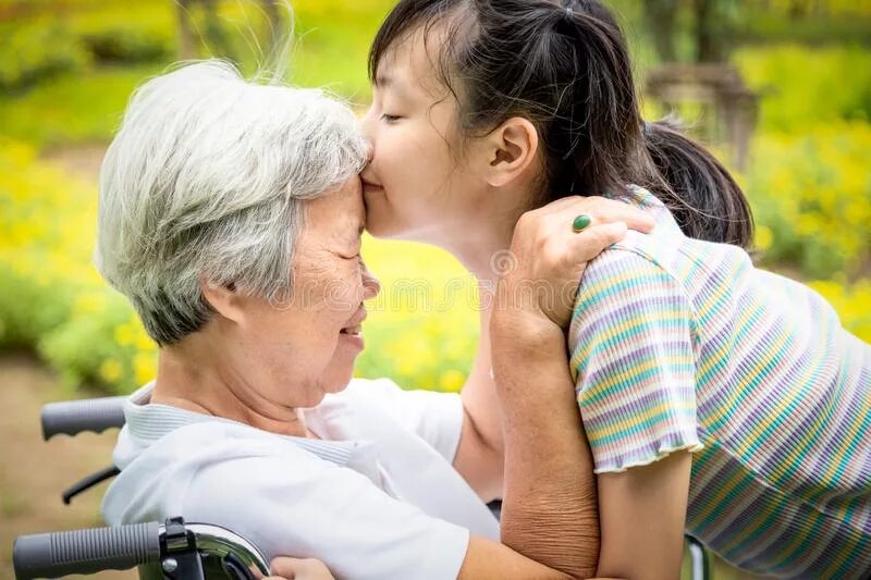 Внучка со стариком. Любовь к внучки. Пожилые азиаты с внуками. Пожилой Азиат с внуком. Бабушка обнимает и целует внучку лесби.
