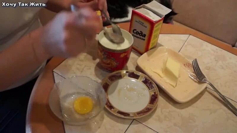Рецепт от кашля яйцо масло мед. От кашля молоко с содой медом и маслом. От кашля молоко мед масло и желток сода. Молоко с содой желтком от кашля мёдом. Молоко с маслом и содой.