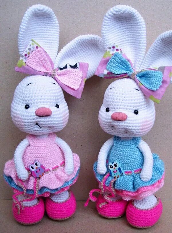 Зайцы крючком для начинающих. Вязаные зайки крючком амигуруми. Игрушки амигуруми. Зайчик сплюшка крючком. Игрушки амигуруми.
