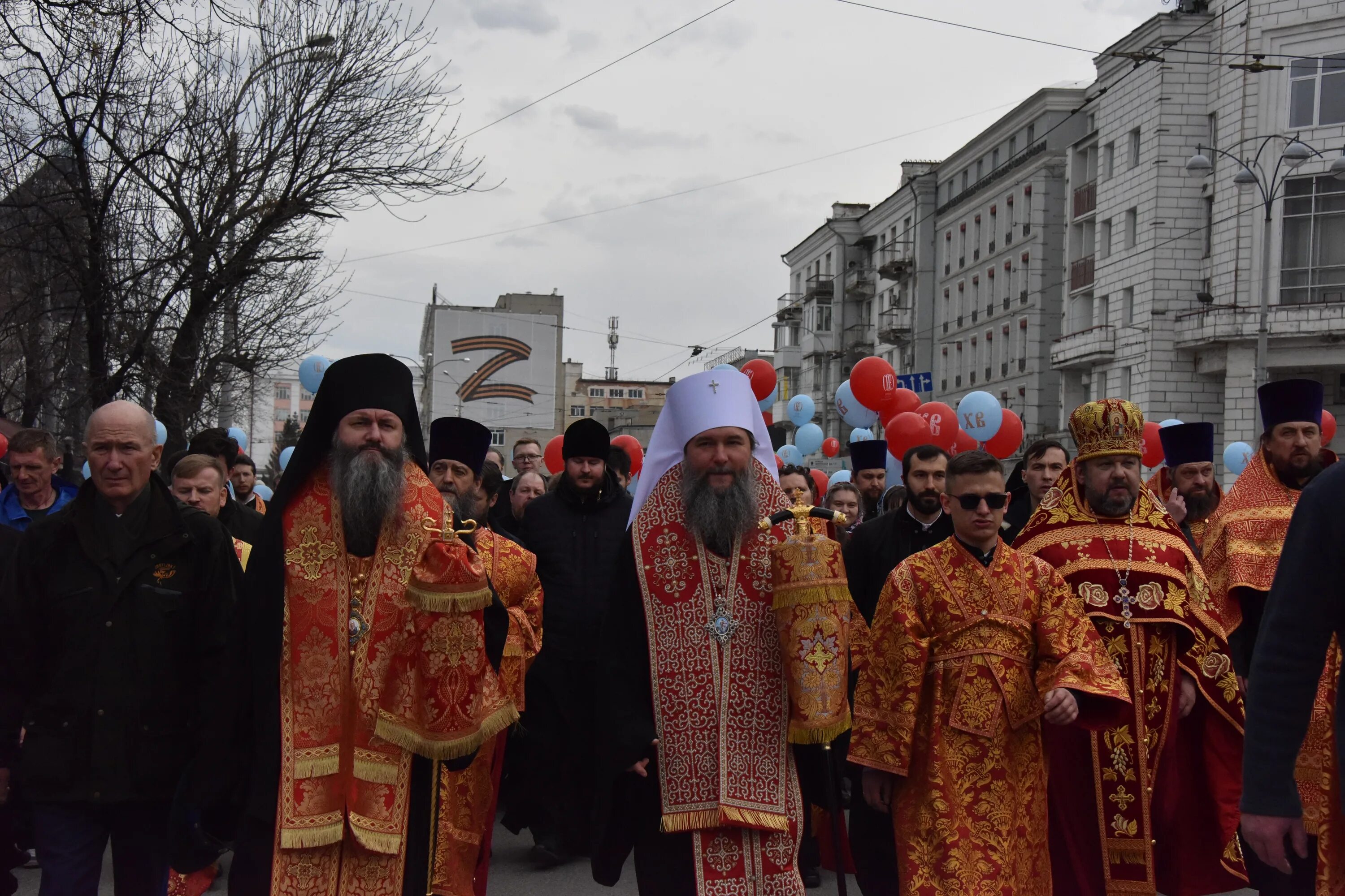 Крестный ход екатеринбург пасха. Крестный ход в пасхальную ночь. Крестный ход екатеринбург 2024. Крестный ход екатеринбург 2023. Крестный ход екатеринбург пасха.