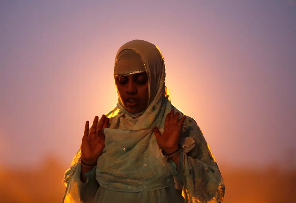 толпа верующих мусульманок. с праздником ураза байрам. Sarra_art хиджабе. рамадан мусульманки. рамадан мусульманки.