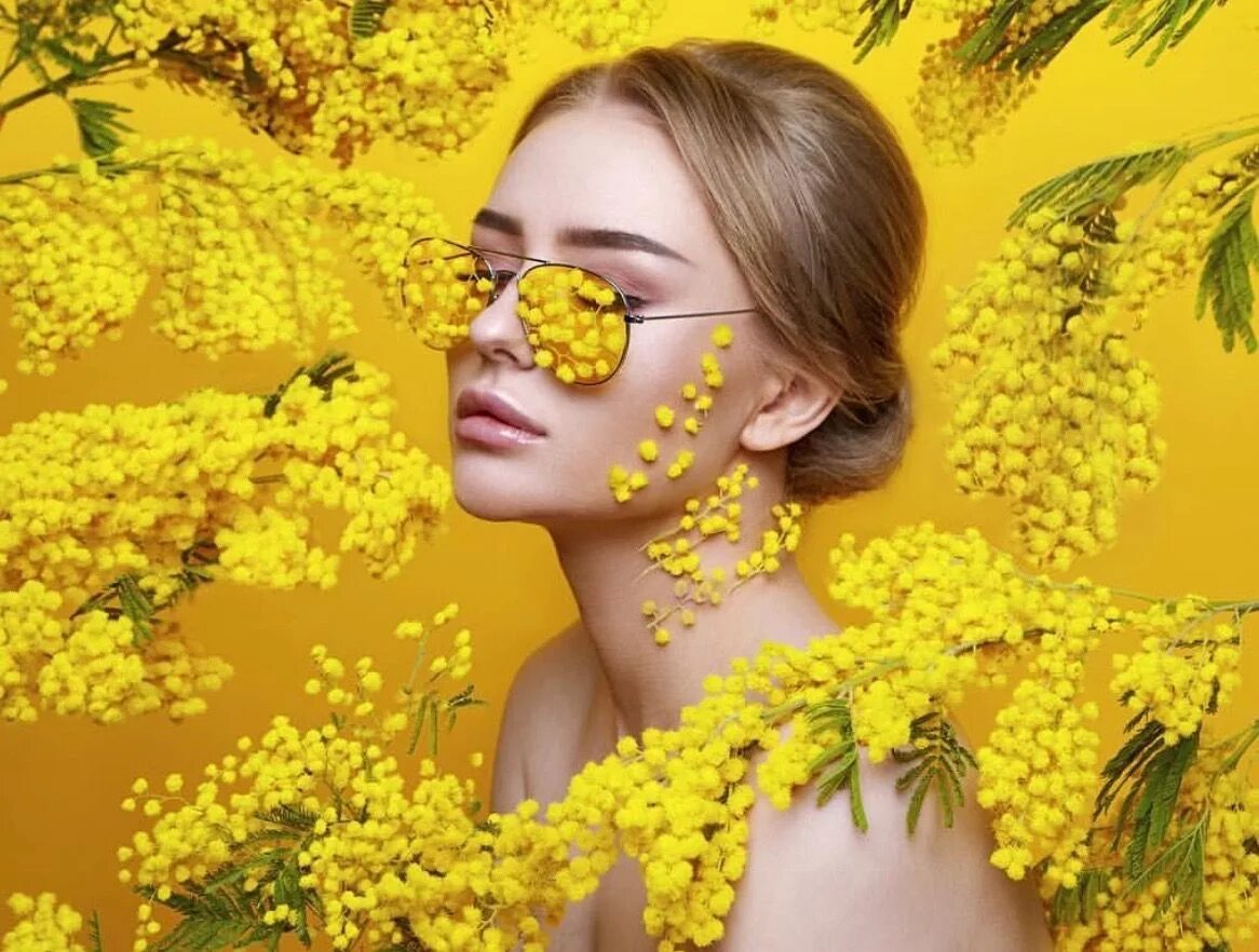 Фотосессия с мимозой в студии. Фотосет с мимозой. Фотосессии девушек с мимозой. Идеи фотосессии с мимозой. Макияж мимоза.