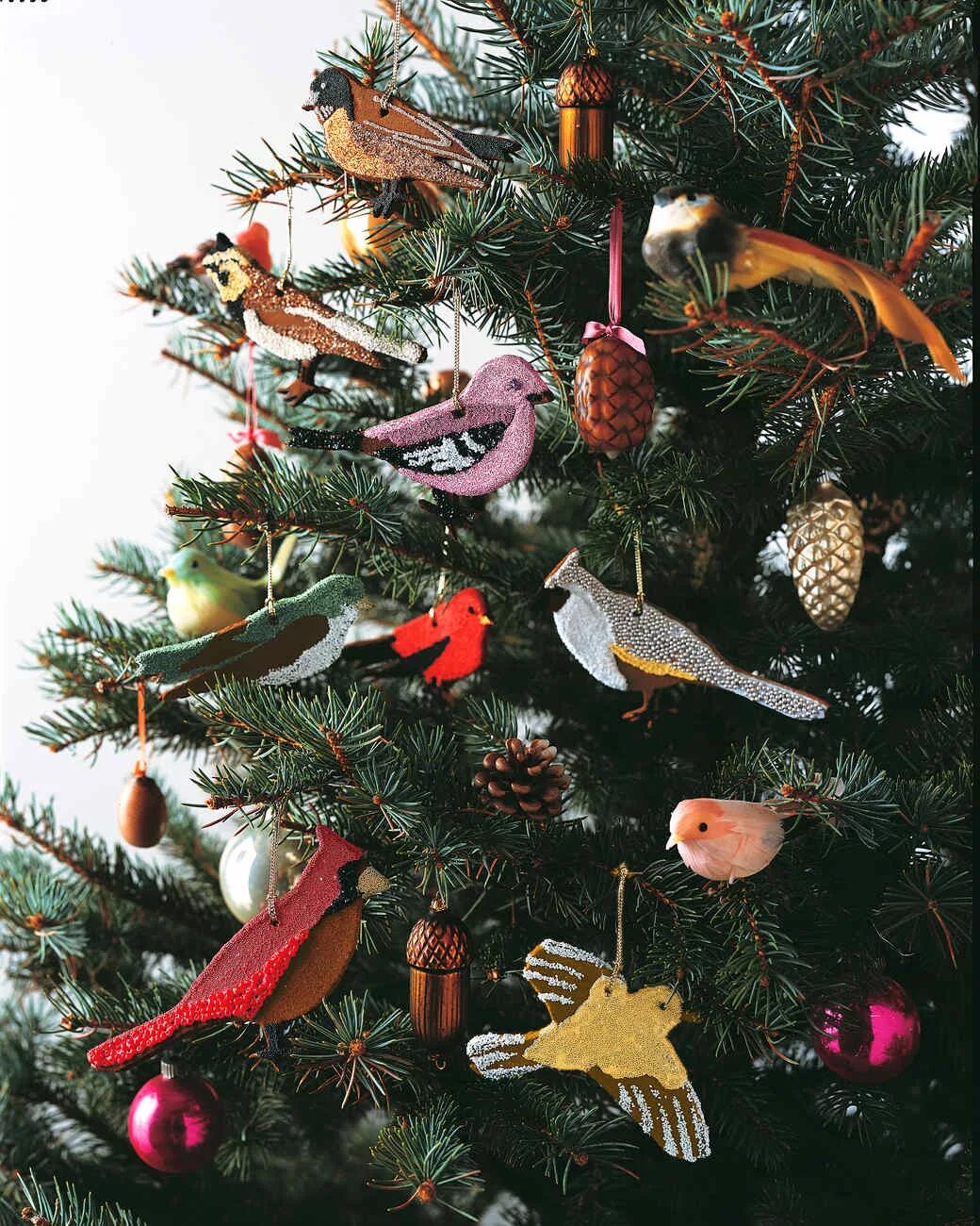 елка с игрушками. елка с игрушками. елка украшенная игрушками. украшение елки. украшаем елку.