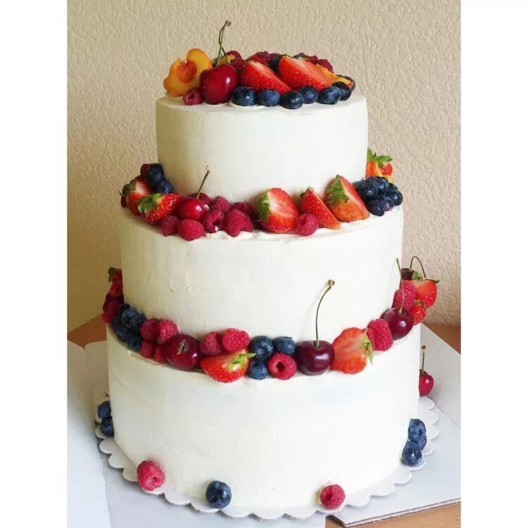 Двухъярусный торт. Многоярусный торт. Яростный торт. Двухъярусный торт с фруктами. Трехъярусные современные торты.