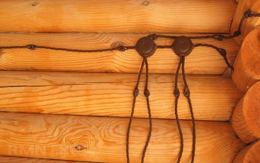 5 крепеж. Электропроводка в срубе. Электропроводка в деревянном доме. Проводка электрики в деревянном доме. Ретро проводка в деревянном доме.