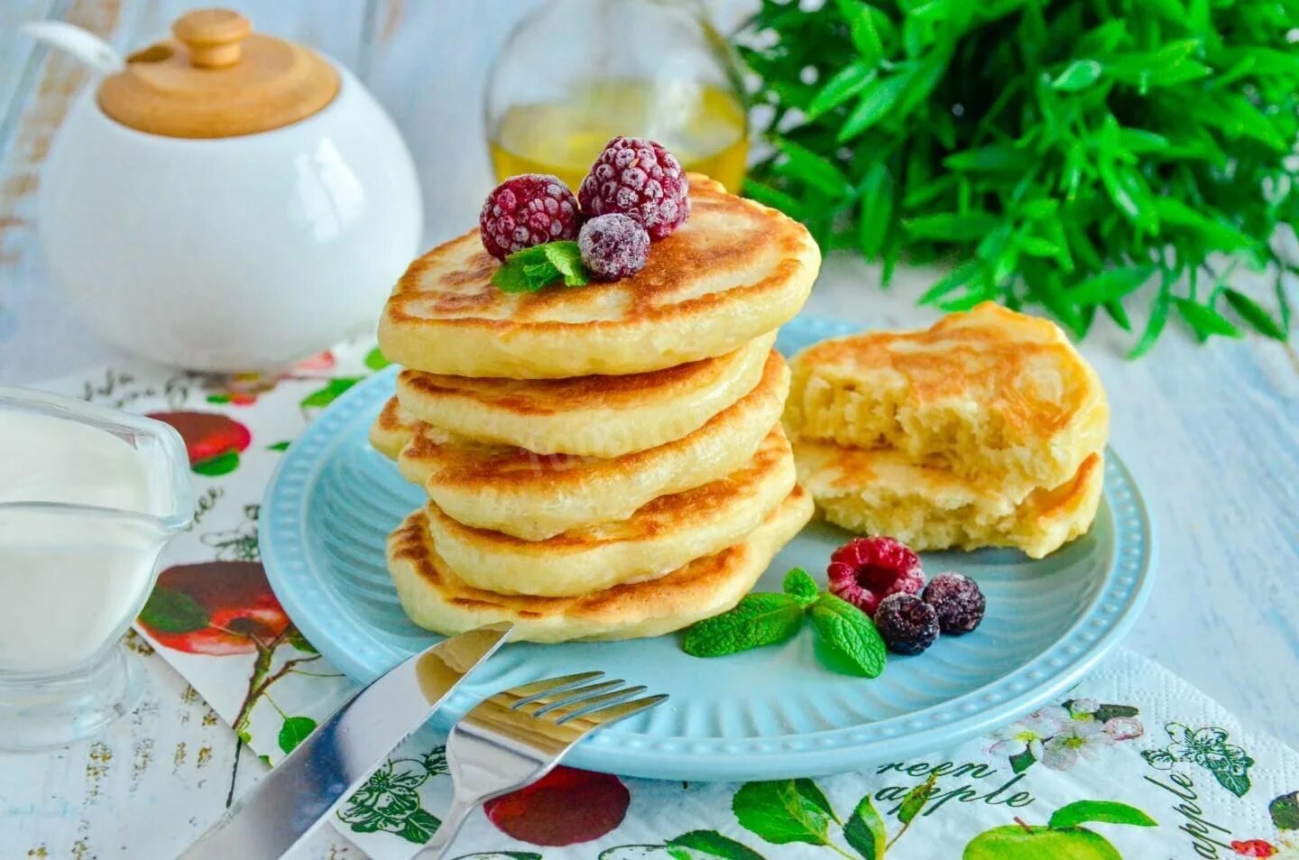 Рецепт оладушек на воде с дрожжами. Дрожжевые оладушки. Оладьи на дрожжах пышные. Дрожжевые оладьи на воде. Постные дрожжевые оладьи.