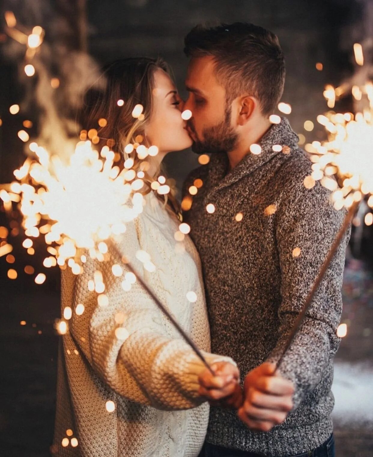 New year love. Новогодние романтические. Влюбленные в новогоднюю ночь. Новогодние пары. Парочка новый год.