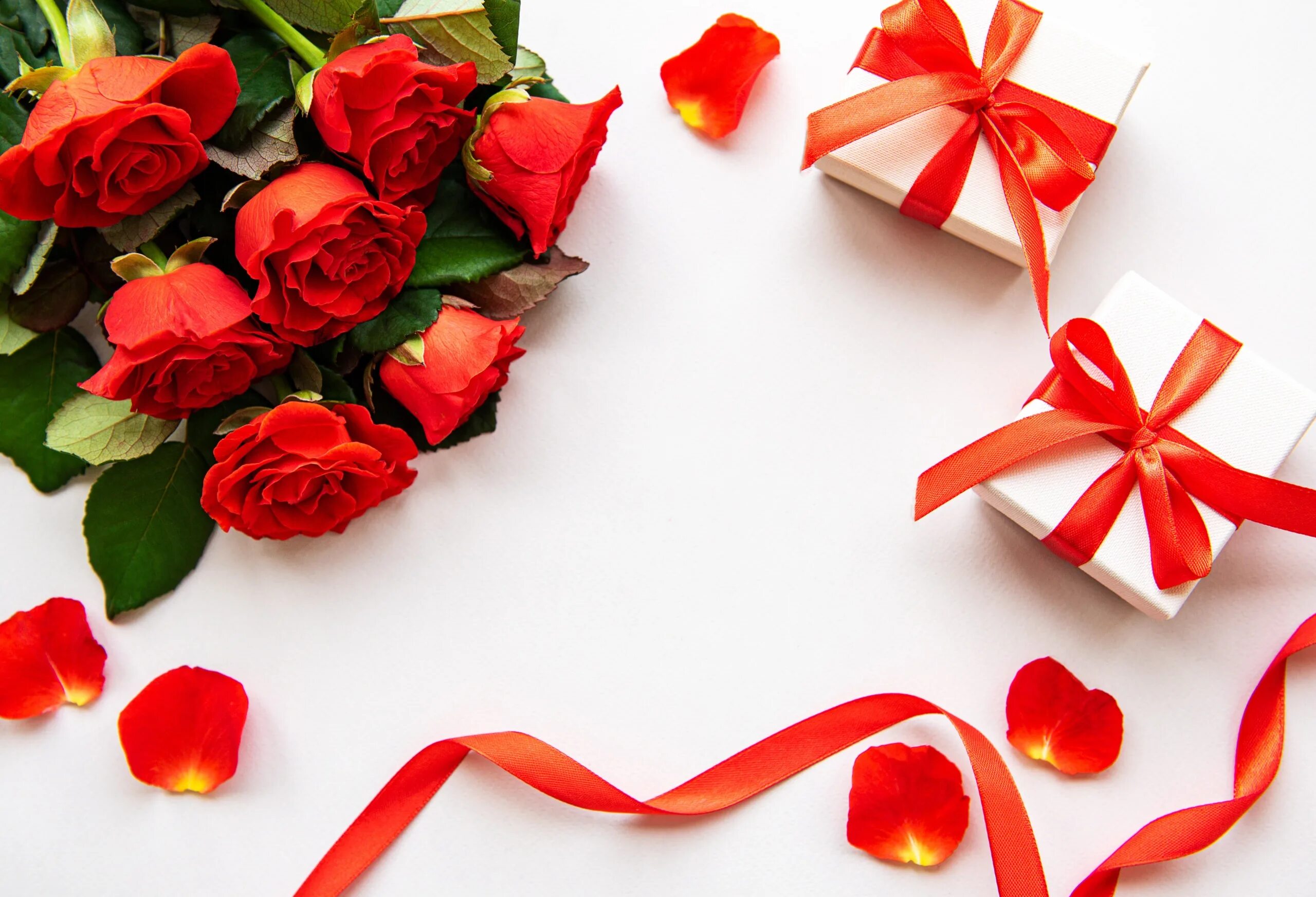 Подарок без слов. Розы подарок. Цветы в подарок. Красные розы подарок. Юбилей в Красном цвете.
