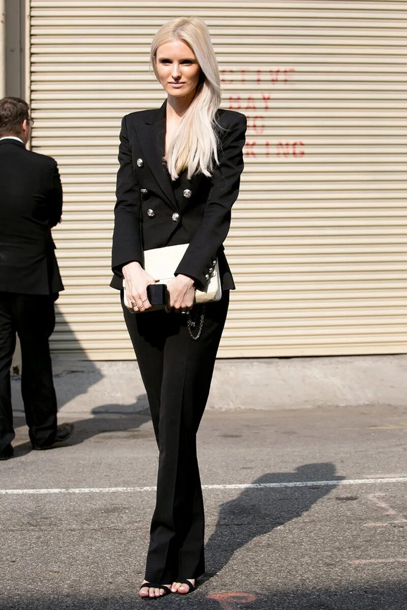 Блондинки в черной юбке. Кейт Дэвидсон Хадсон. Кейт Хадсон в брючном костюме. Блондинка деловой стиль. Девушка в строгом костюме.