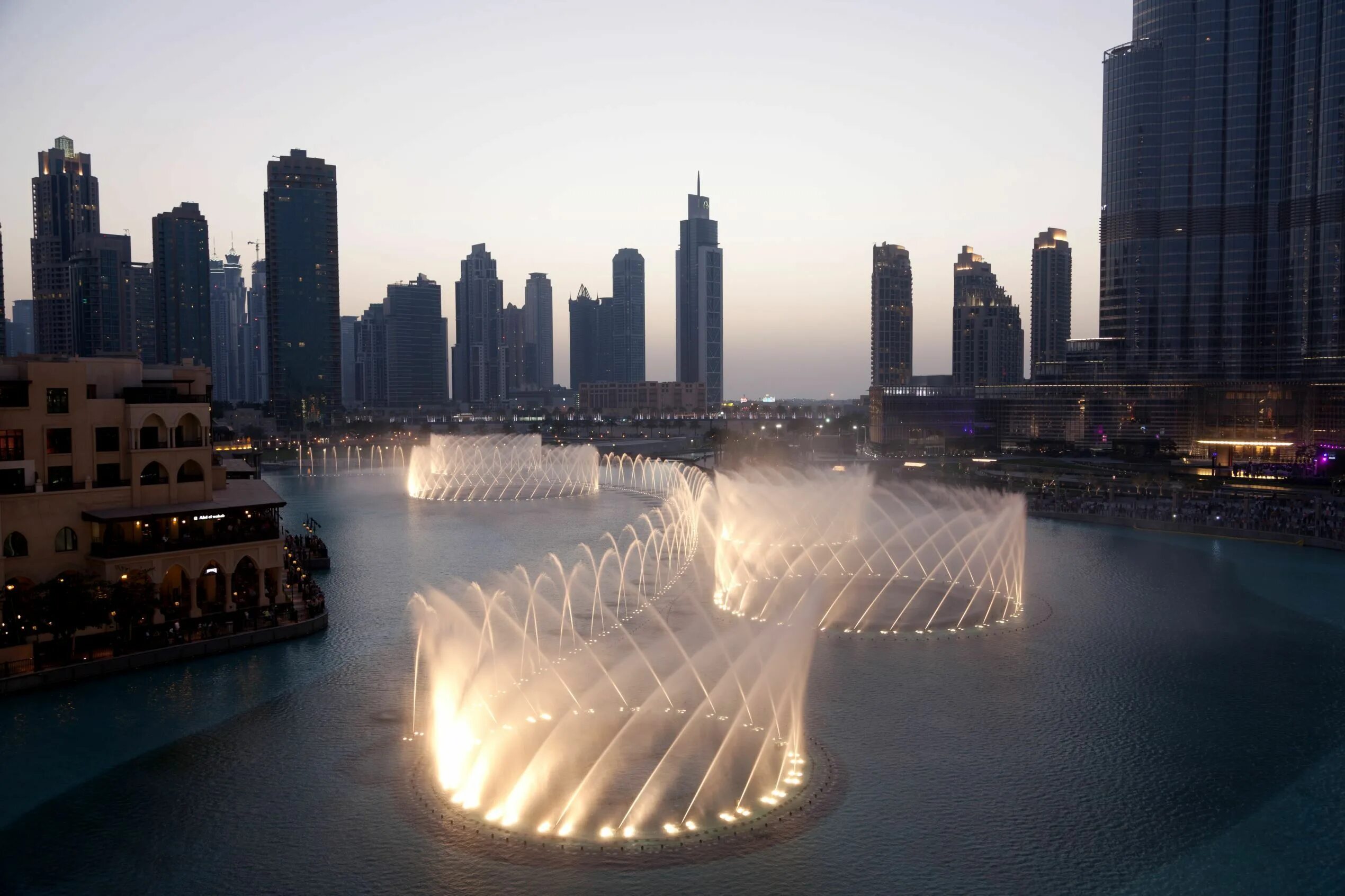 Дубайские видео. Бурдж Халифа фонтаны. Поющие фонтаны Бурдж Халифа. Танцующий фонтан в Дубае. Фонтан Дубай Объединённые арабские эмираты.