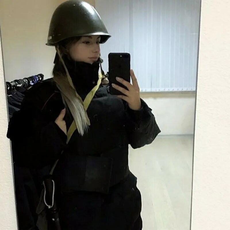 Девушки в форме без лица. Девушки в форме фсб. девушки в форме полиции со спины. девушки полицейские в брониках. девушка в форме без лица.