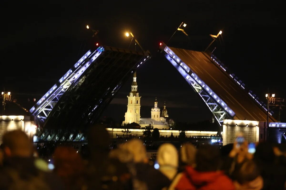 12 июня санкт петербурга. Разводной мост Дворцовский в Санкт-Петербурге. Развод мостов в Санкт-Петербурге 2022. Дворцовый мост в Санкт-Петербурге разводится. Развод мостов в Питере 2022.