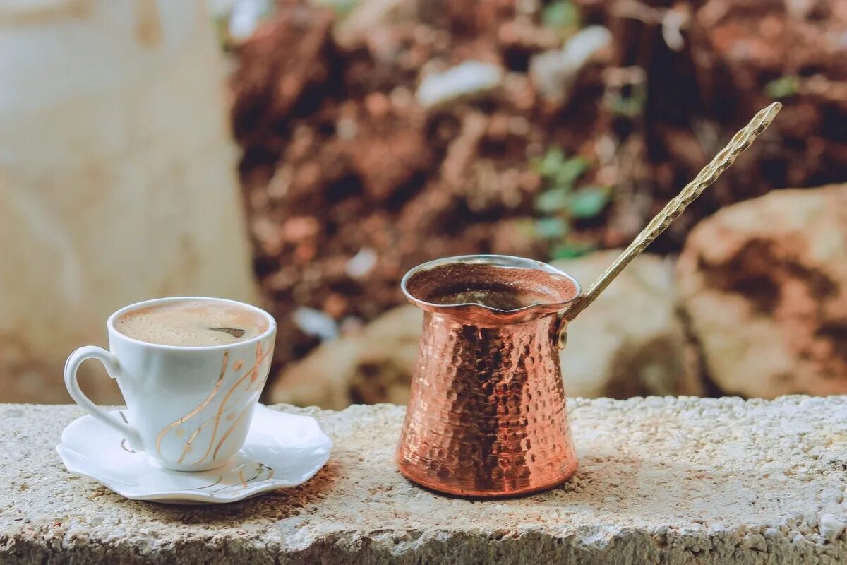 Почему стоит чашка. Турка для кофе. Чашка для кофе по-турецки. Кофе в турке. Джезва для кофе.