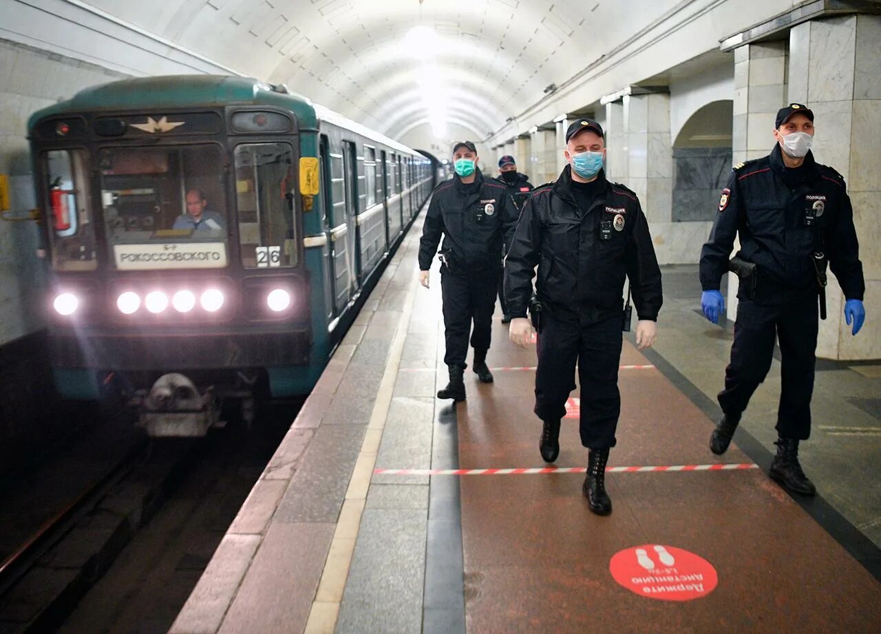 Платить ли за ребенка в метро. Масочные рейды в метро. нападение на полицию в московском метро. полиция московского метрополитена. полиция в московском метро.