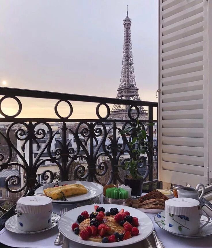 Завтрак в Париже... Доброго утра желает вам #womanslook Paris balkon, Wohnung ba