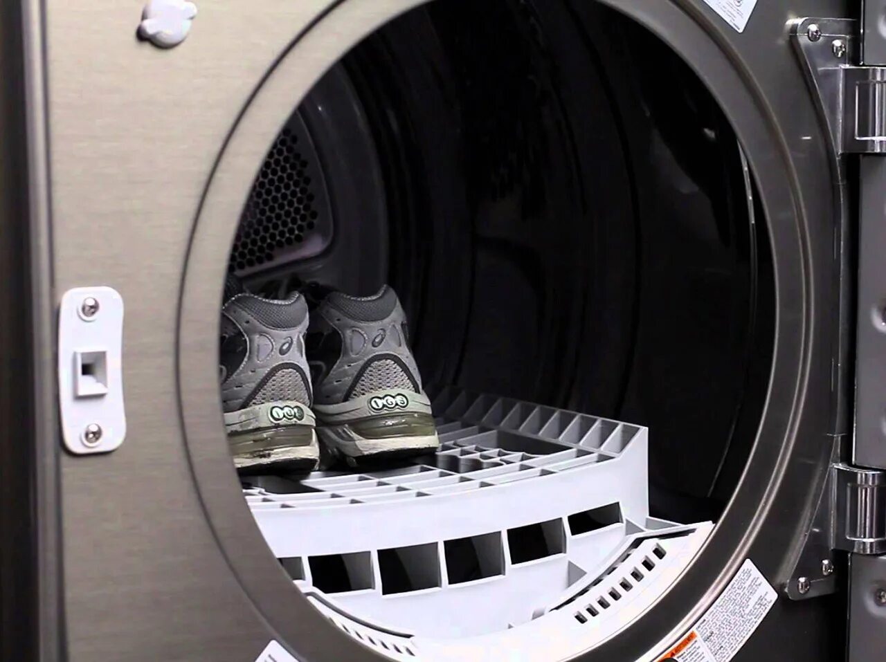 Можно стирать сапоги в стиральной машине. Стиральная машина для обуви. Кроссовки в стиральной машине. Подставка для стирки обуви в стиральной машине. Приспособление для стирки кроссовок в стиральной машине.