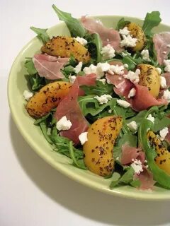 Салат с персиками и сыром