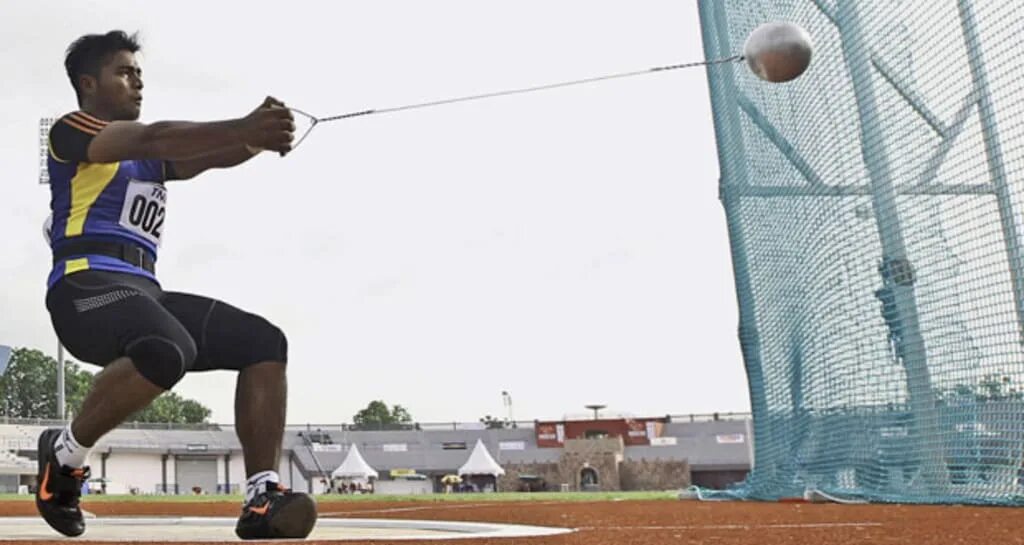 Метание молота выполняется из круга отгороженного сеткой. Hammer throw. hammer throwing. метание молота в шотландии. hammer athletics.