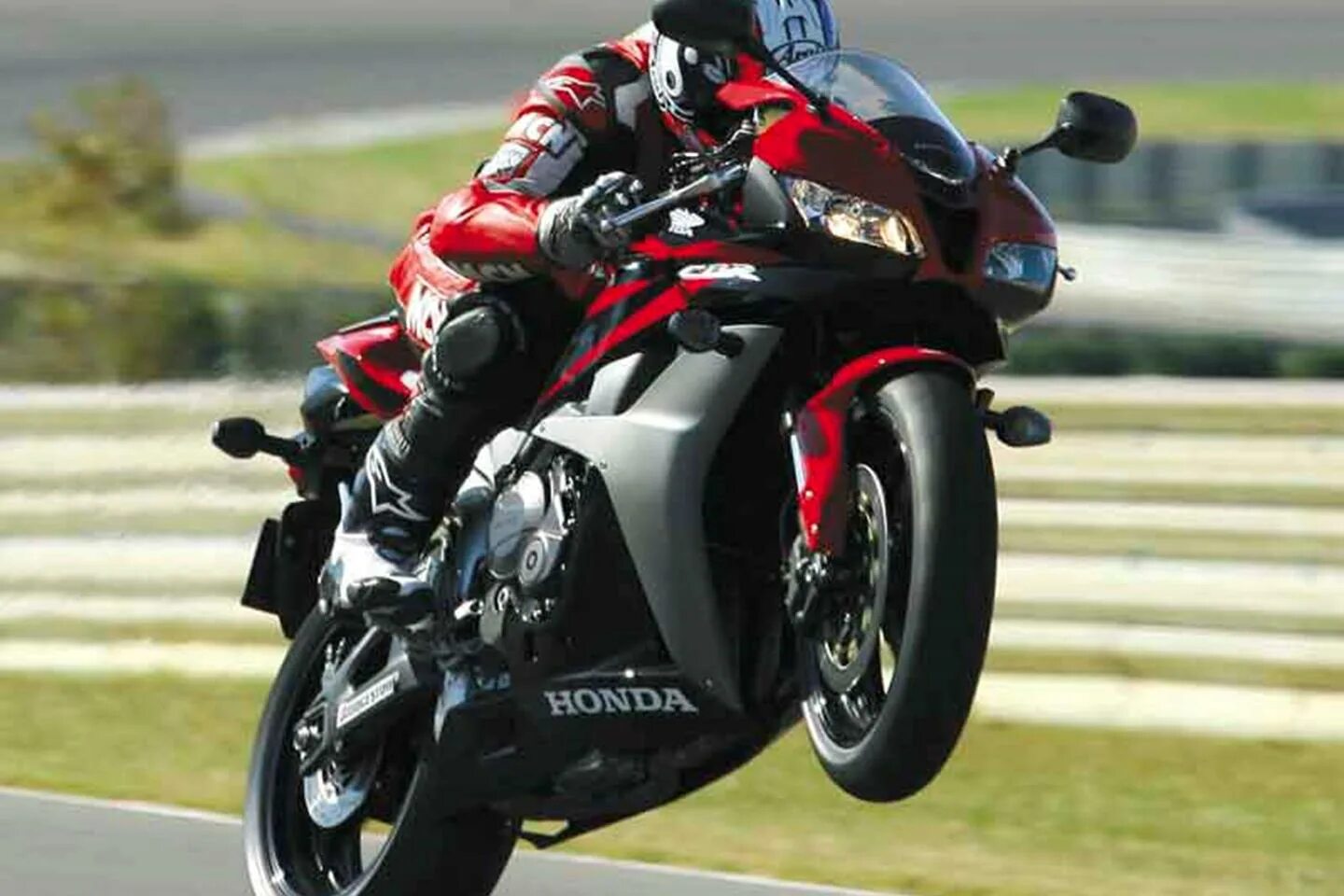 Yamaha r6 черный. Kawasaki мототаня. Honda cbr600rr 2007. Yamaha yzf r6 байкер. Осень, спортбайк.