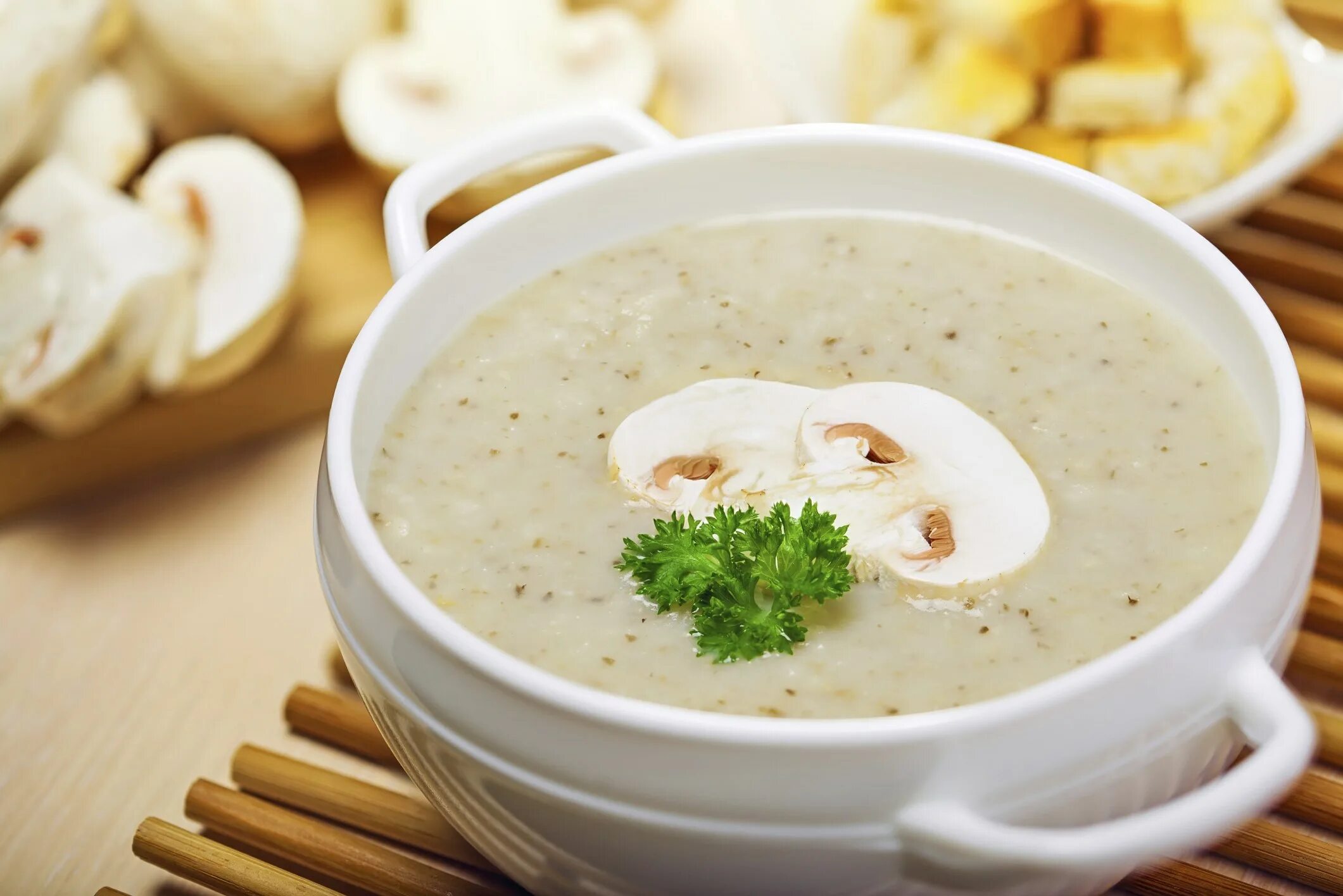 Грибное пюре из шампиньонов с сыром. Термомикс грибной суп. супы пюре куриный с шампиньонами. суп пюре шампиньонами и курицей. крем суп куриный с шампиньонами.