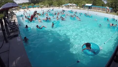 Писает в бассейне