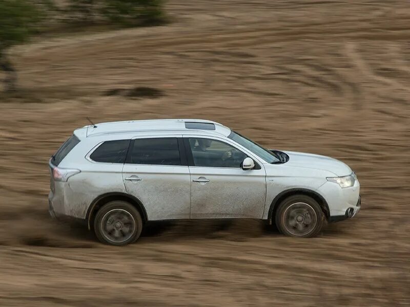 Mitsubishi outlander трехлитровый. Мицубиси Аутлендер грязные. Lybotr Аутлендер 2014. Mitsubishi Outlander III рест. (2014-2015) 5 Дв.. Outlander Expedition.