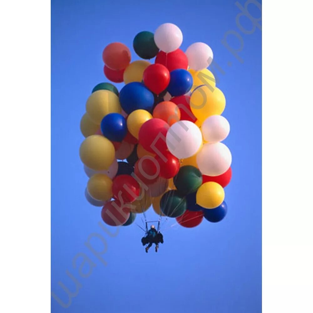 Воздушный шарик наполненный гелием взлетает в воздухе. Воздушные шары летательные. Шарики в небе. Взлететь на шарах с гелием. Пост про воздушные шары.